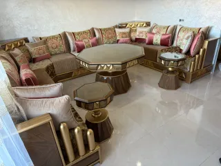 Sofá moderno beige y dorado