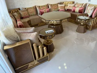 Sofá moderno beige y dorado