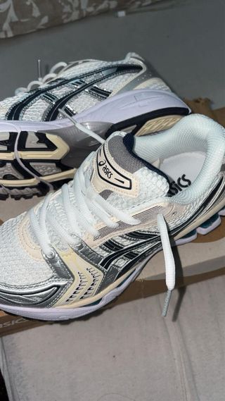 Zapatillas Asics plateadas y blancas