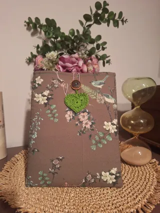 Funda de libro floral con corazón