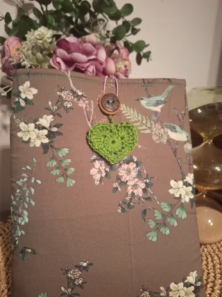 Funda de libro floral con corazón