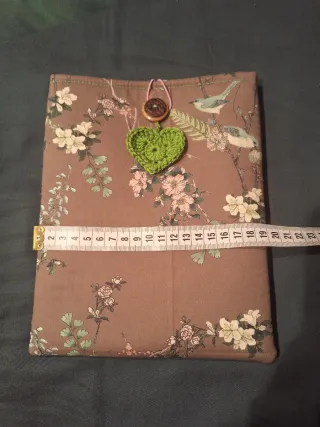 Funda de libro floral con corazón