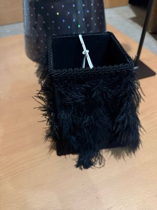 Pantalla / lámpara negra con pelo