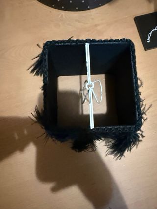 Pantalla / lámpara negra con pelo