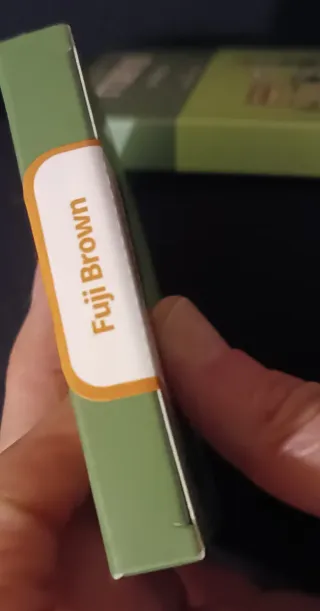Lentillas de color marrón y dorado.