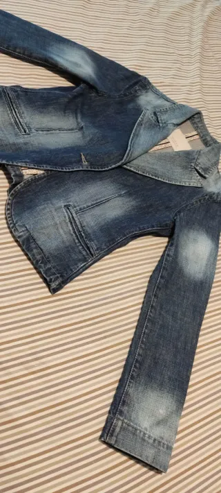 Chaqueta vaquera desgastada