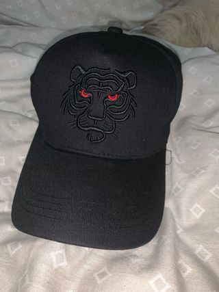 Gorra negra con bordado de tigre