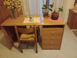 Scrivania in legno con quattro cassetti.