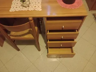 Scrivania in legno con quattro cassetti.