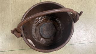 Antiguo caldero con asa