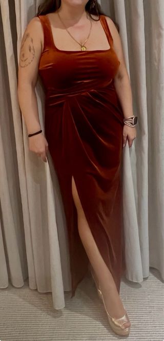 Vestido ASOS veludo cor de caramelo