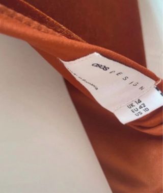 Vestido ASOS veludo cor de caramelo