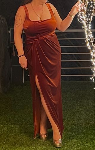 Vestido ASOS veludo cor de caramelo