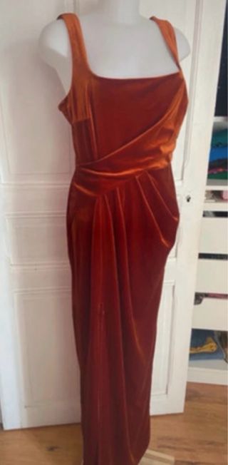 Vestido ASOS veludo cor de caramelo