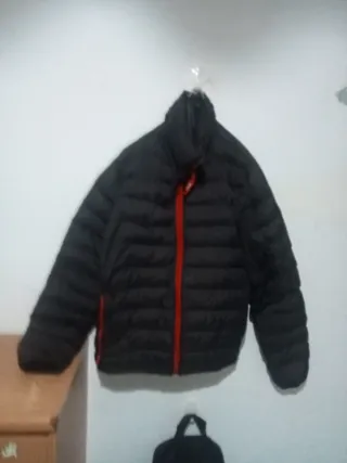 Cazadora negra con cremallera roja