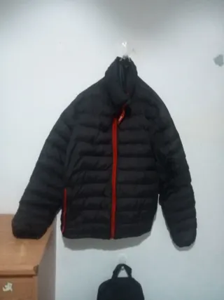 Cazadora negra con cremallera roja