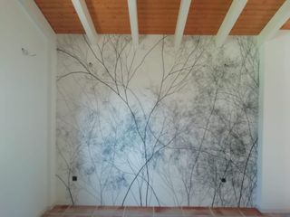 Montadores de papel pintado en paredes