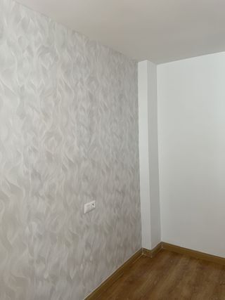 Montadores de papel pintado en paredes