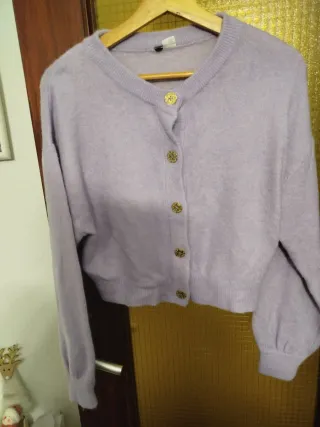 Chaqueta lila botones dorados