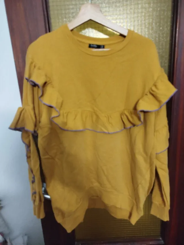 Sudadera Bershka volantes amarilla