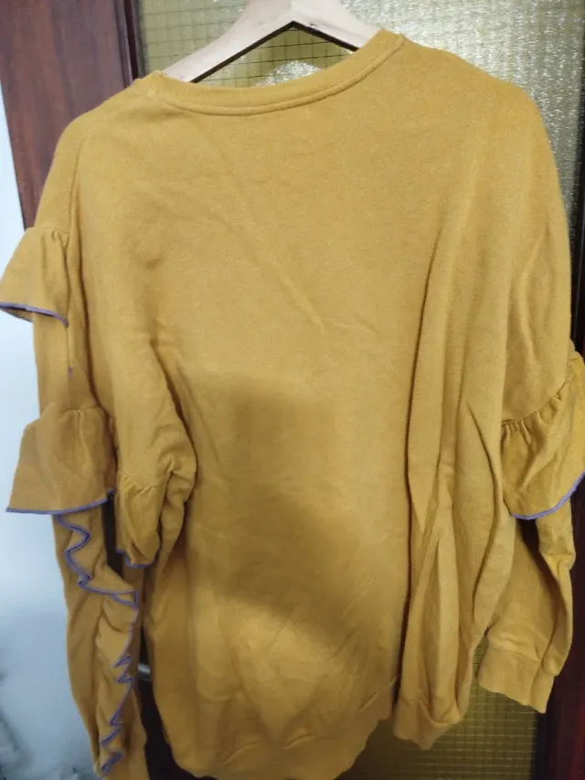 Sudadera Bershka volantes amarilla