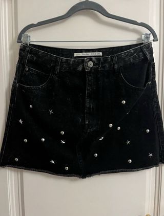 Falda vaquera negra Bershka tachuelas estrellas