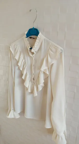 Blusa Zara volantes cuello alto manga larga