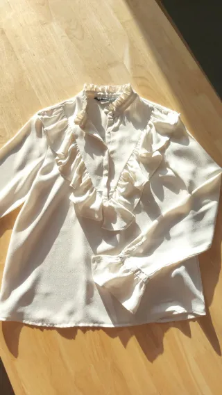 Blusa Zara volantes cuello alto manga larga