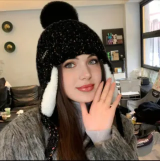 Gorro negro con pompón, orejeras y forro polar.