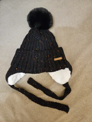 Gorro negro con pompón, orejeras y forro polar.