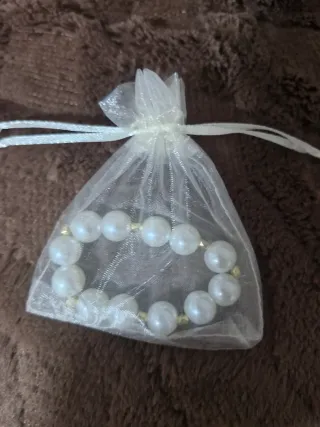 Pulsera elástica de perlas grandes doradas