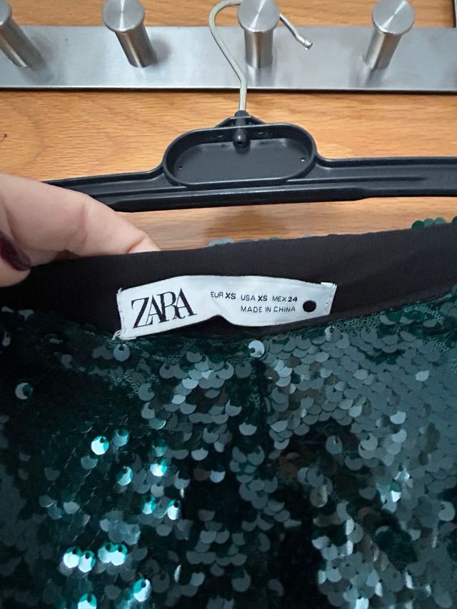 Pantalón lentejuelas verde Zara Talla XS