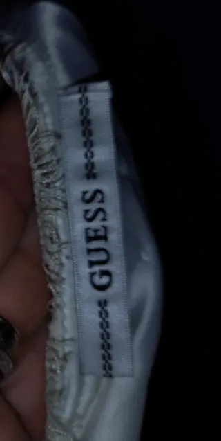 Vestido Guess encaje blanco queda muy elegante