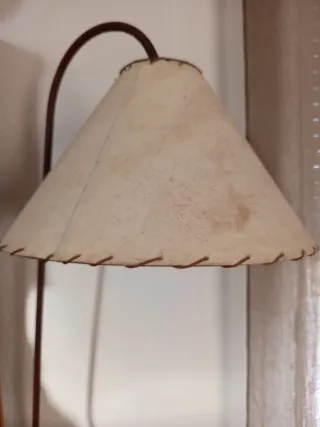 Lámpara pie con mesita cristal,trasporte en 8,10k