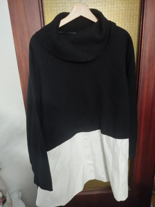 Camiseta Túnica Cuello Alto Blanca Negra