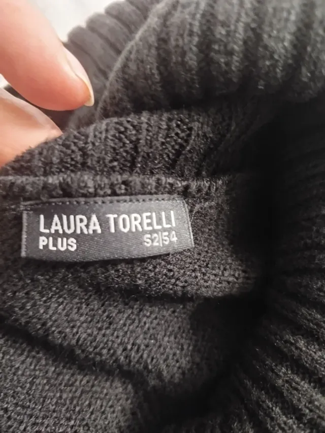 Camiseta Túnica Cuello Alto Blanca Negra