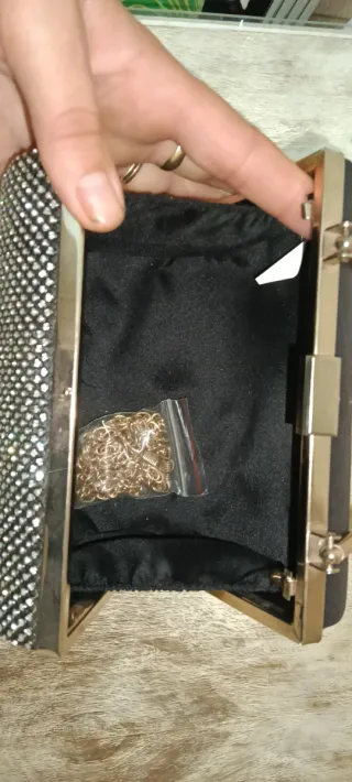 Bolso de fiesta negro y dorado