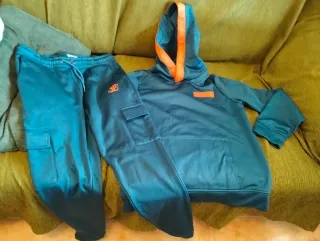 Conjunto chándal azul y naranja Talla 13 años