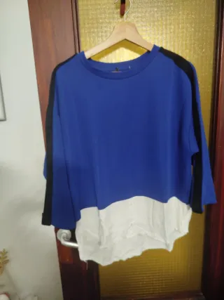 Camiseta azul y blanca