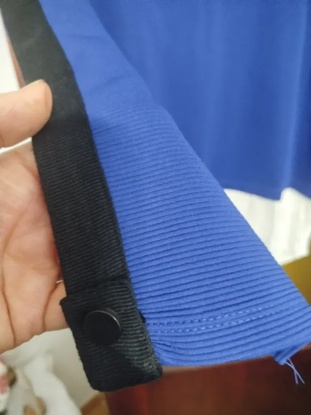 Camiseta azul y blanca