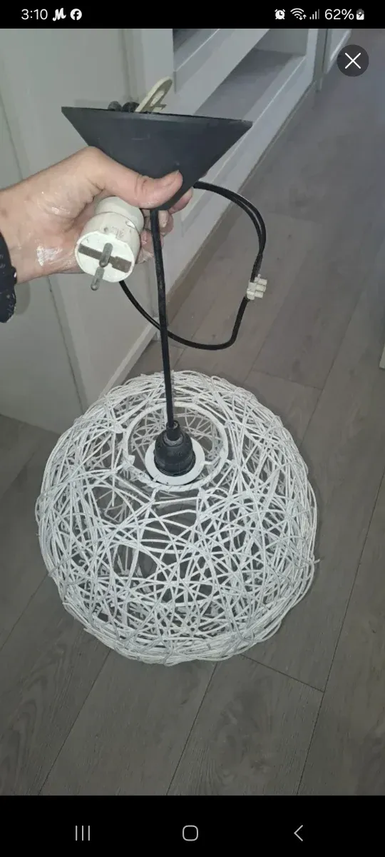 Lámpara de mimbre colgante blanca