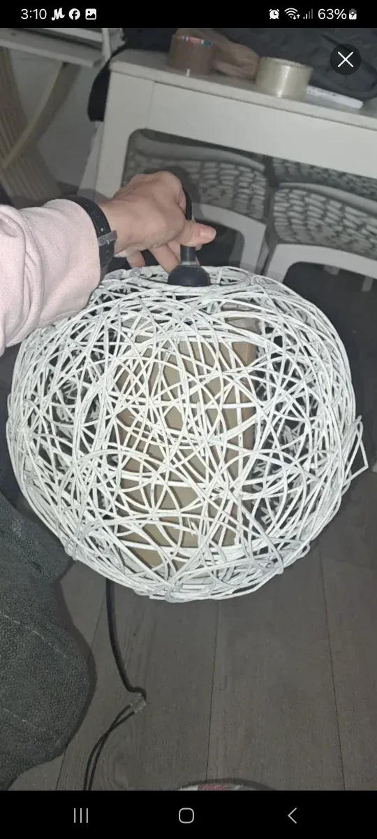 Lámpara de mimbre colgante blanca