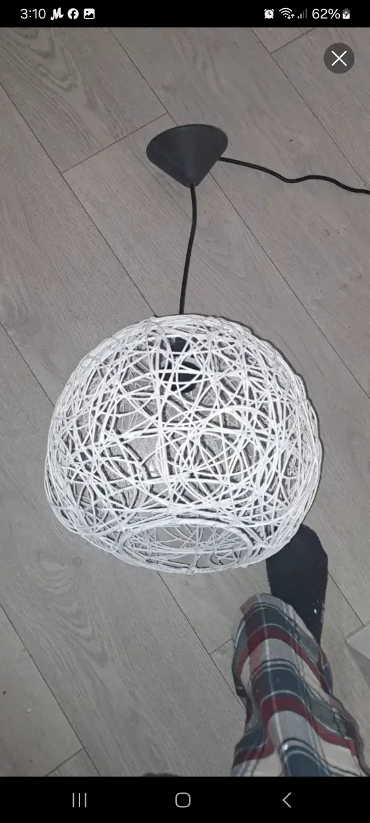 Lámpara de mimbre colgante blanca