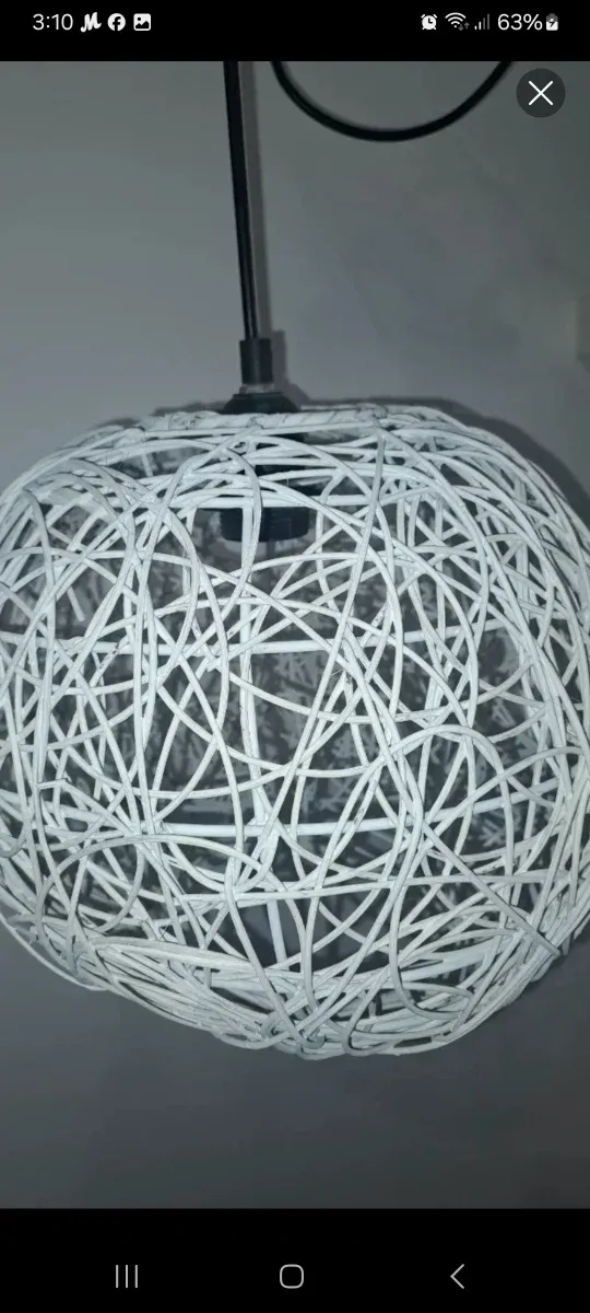 Lámpara de mimbre colgante blanca