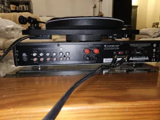 Gira-discos, amplificador e colunas