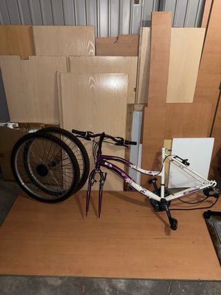Bicicleta de montaña morada y blanca como NUEVA