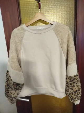 Sudadera Stradivarius Beige y Animal Print Talla S