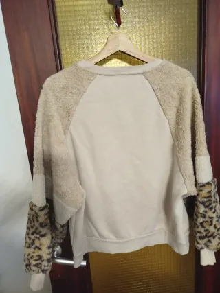 Sudadera Stradivarius Beige y Animal Print Talla S