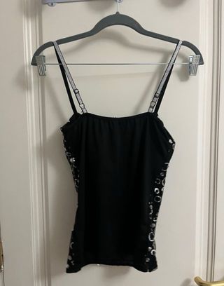 Top lentejuelas negro con círculos plateados