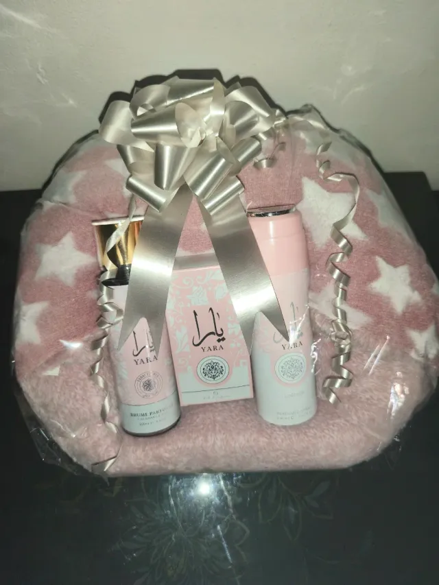 Cesta regalo Yara rosa y blanco